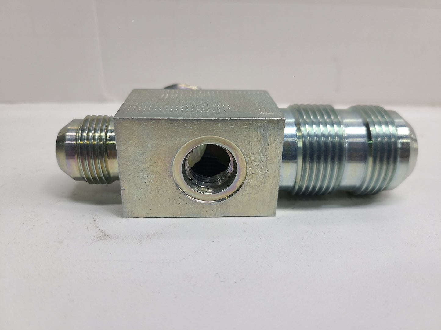 New OEM Genuine John Deere Tee Fitting, Part # AR97383