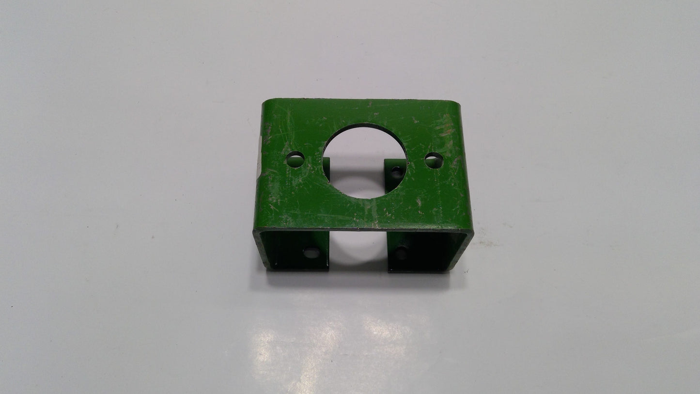 New OEM Genuine John Deere Retainer, Part # Z48656