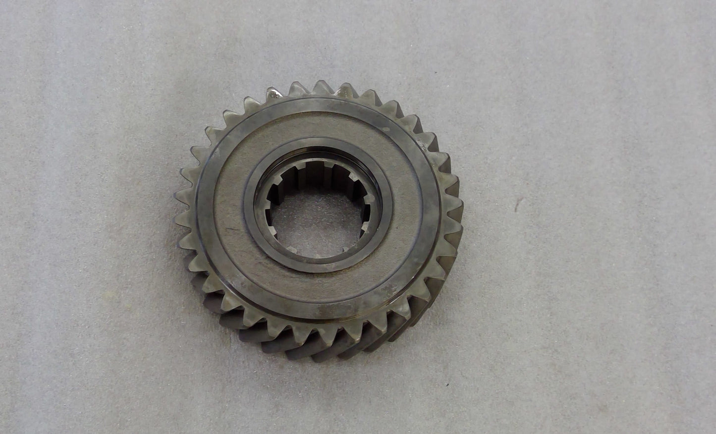 New OEM Genuine John Deere Gear, Part # R72195