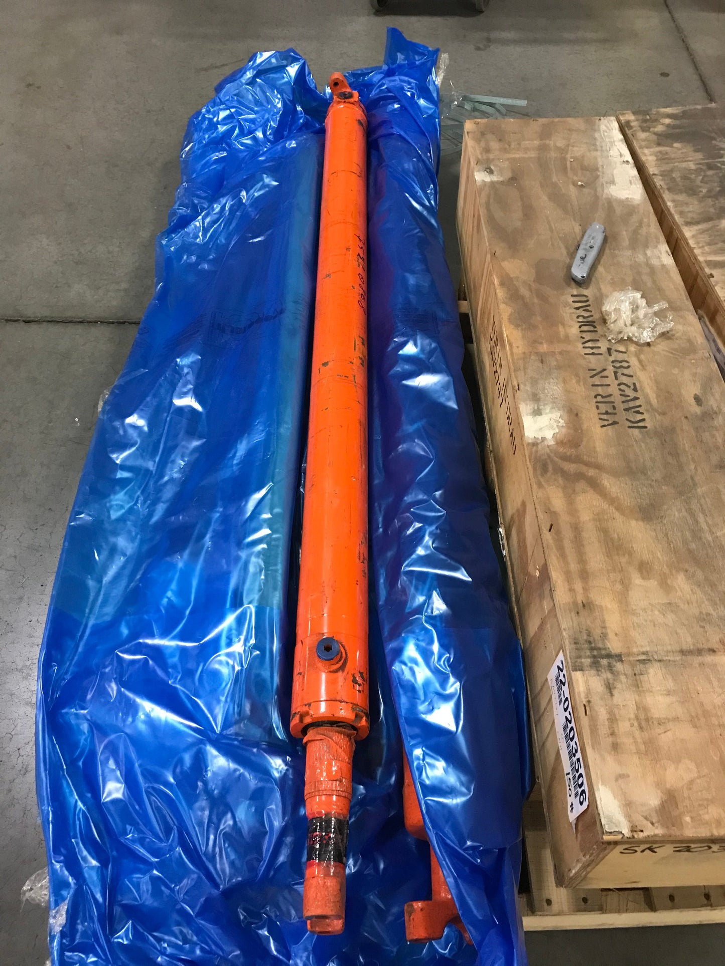 New OEM Genuine CNHi, Cylinder - Part # 75220868